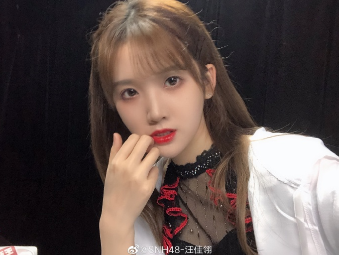 snh48-汪佳翎深夜晒出自拍,女神称自己是朵花!