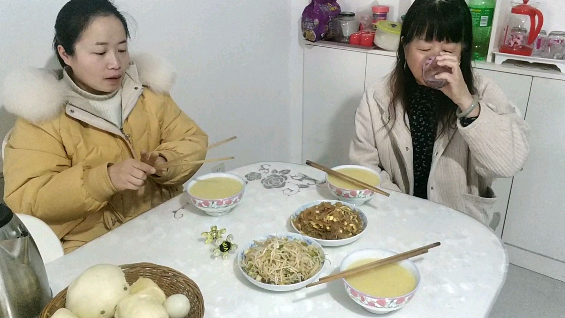 妈妈分享酸辣绿豆芽,简单做法,一块钱能炒一大盘