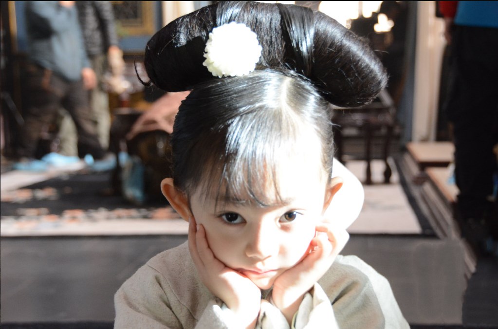 《如懿传》小阿哥和小格格花絮照,萌翻剧场,却被他的侧颜撩到!