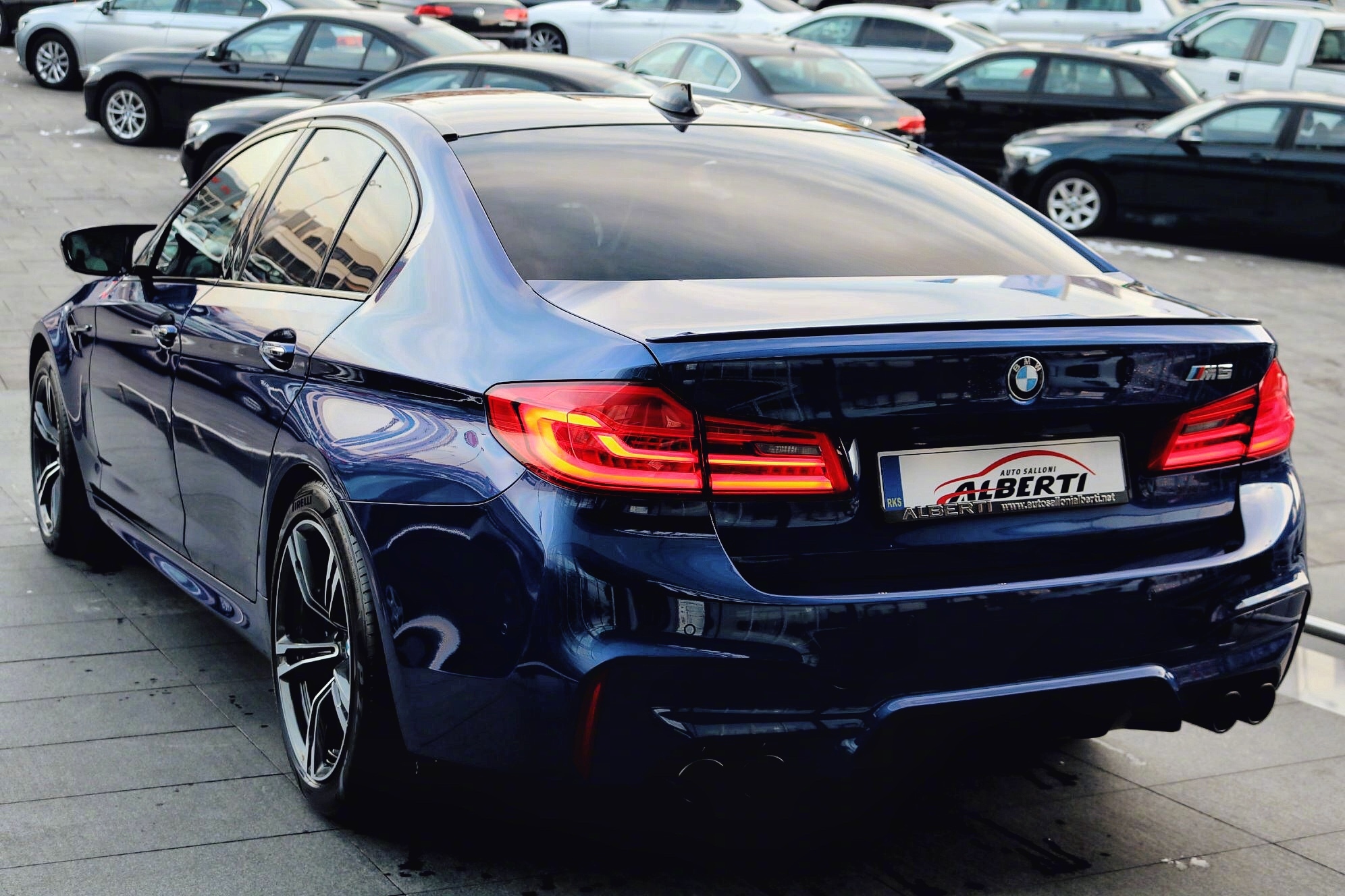 蓝色宝马m5一辆,在汽车二手市场它还比较受欢迎