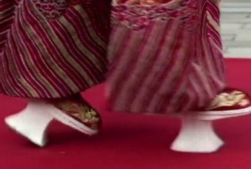 揭秘:花盆底鞋穿着那么高那么难受,为什么清朝嫔妃还坚持要穿