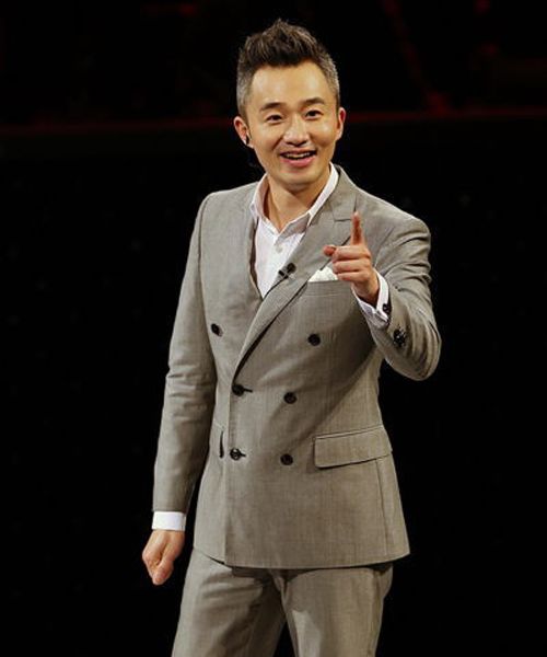 曾经是舞台上最闪亮的主持人,也是许多阿姨心目中的"女婿"