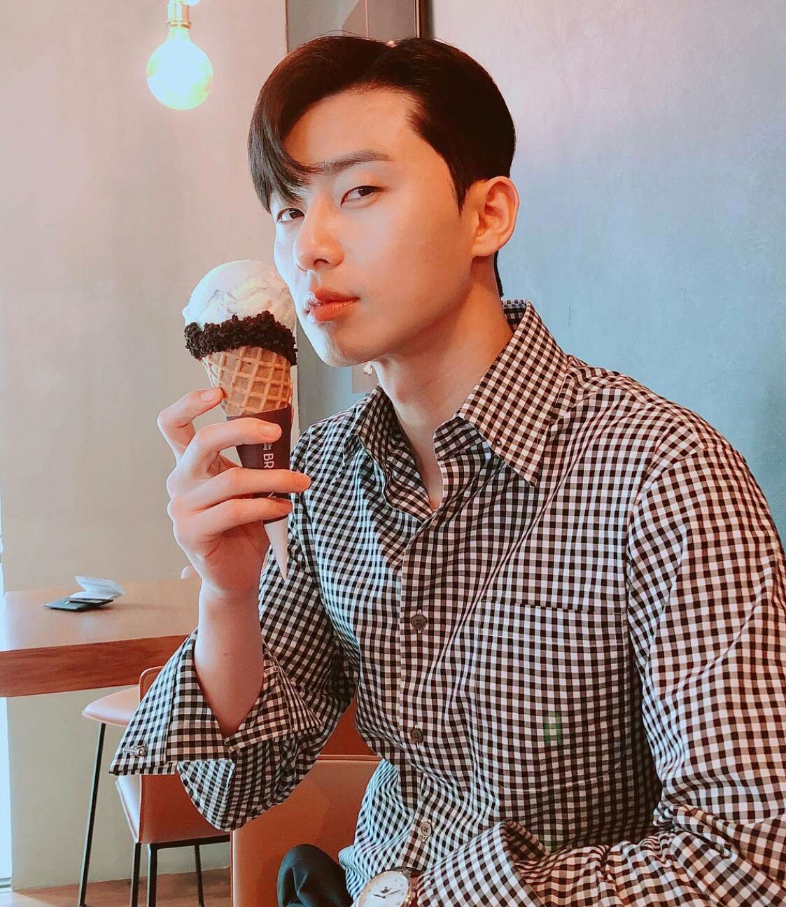 朴叙俊英伦风画报公开,被调侃戴墨镜是为了遮住它