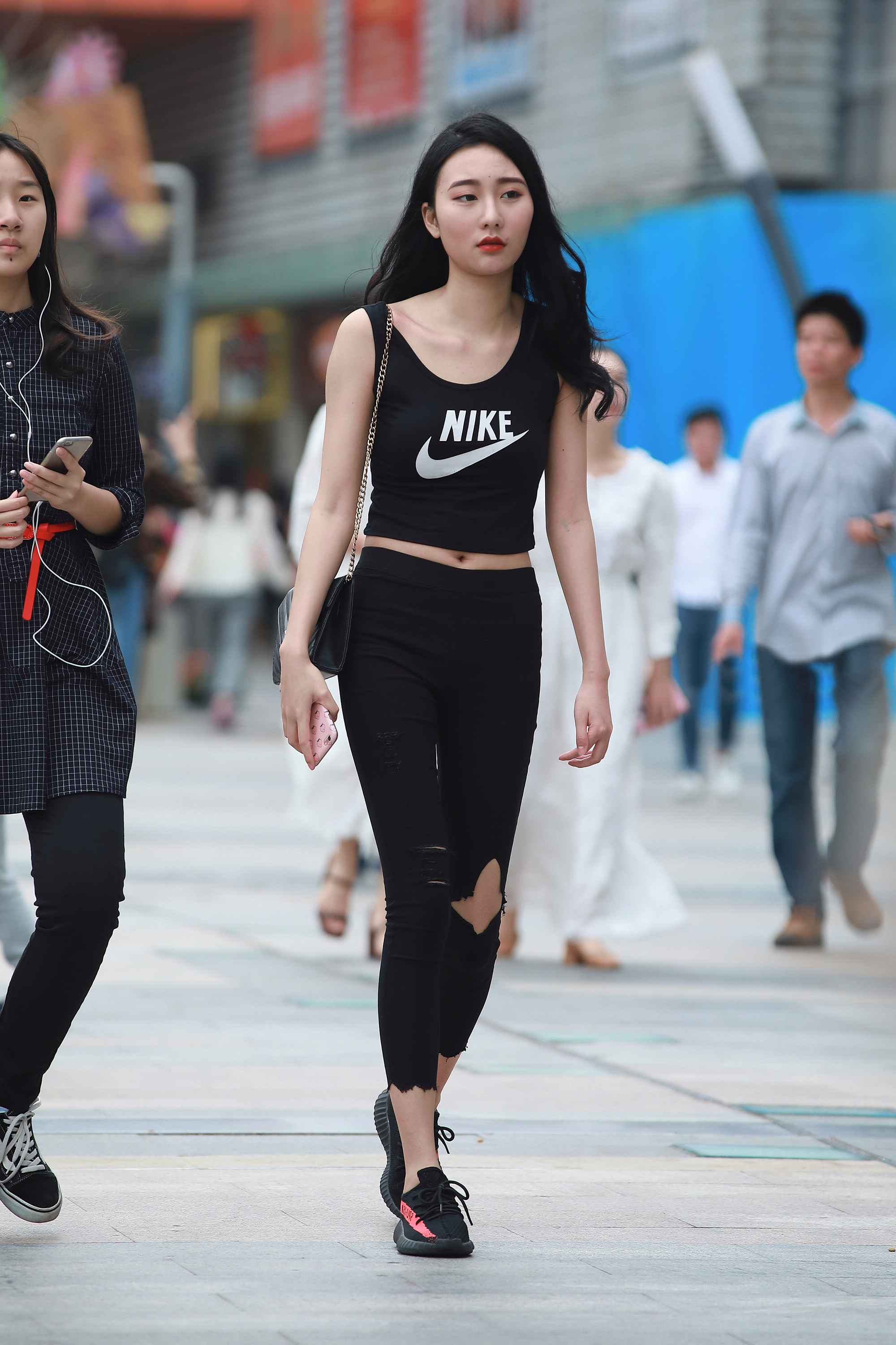 街拍:小姐姐们火辣的身材让整个夏天都燥热了起来