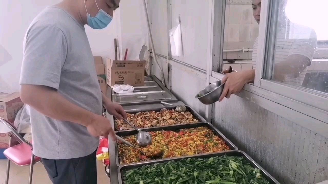 食堂大锅菜,公司免费提供,你们觉得外卖好吃?还是食堂好吃?