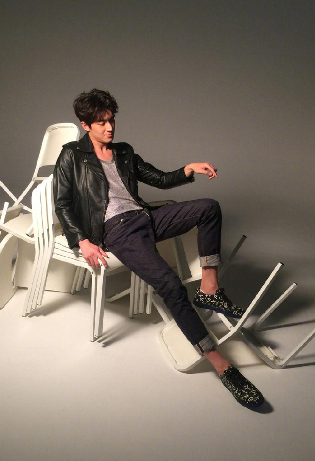 娱乐圈大长腿男星,胡歌吴亦凡在列,林更新时刻展现自己的大长腿