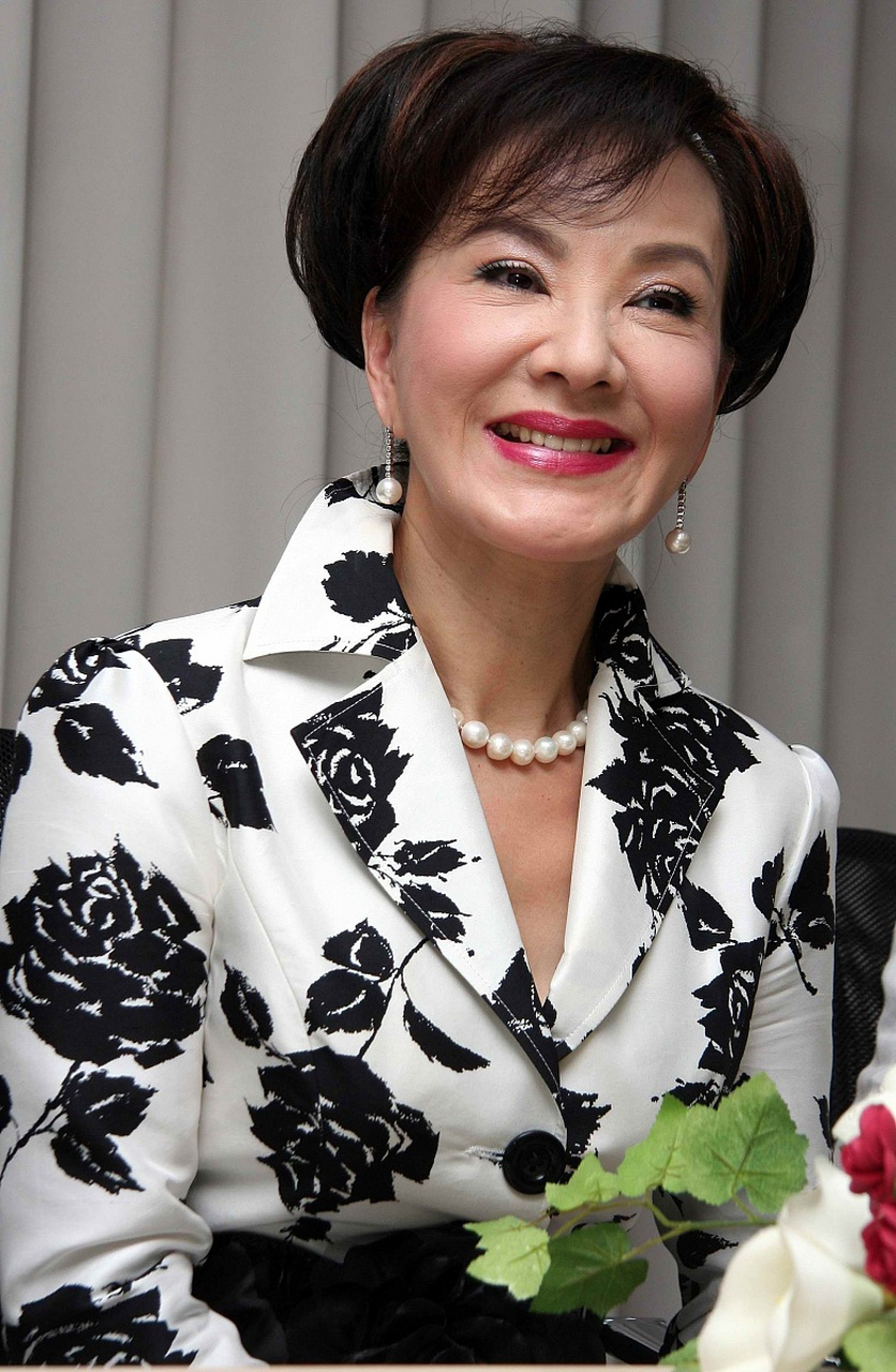 "美容教母"郑明明以77岁的容颜引发争议.