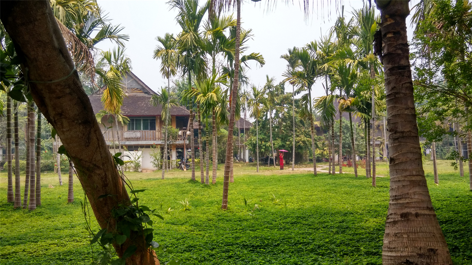 在曼听村佛塔寺门口,再次遇到同车来的小郑和小碎花两个妹子,一起结伴