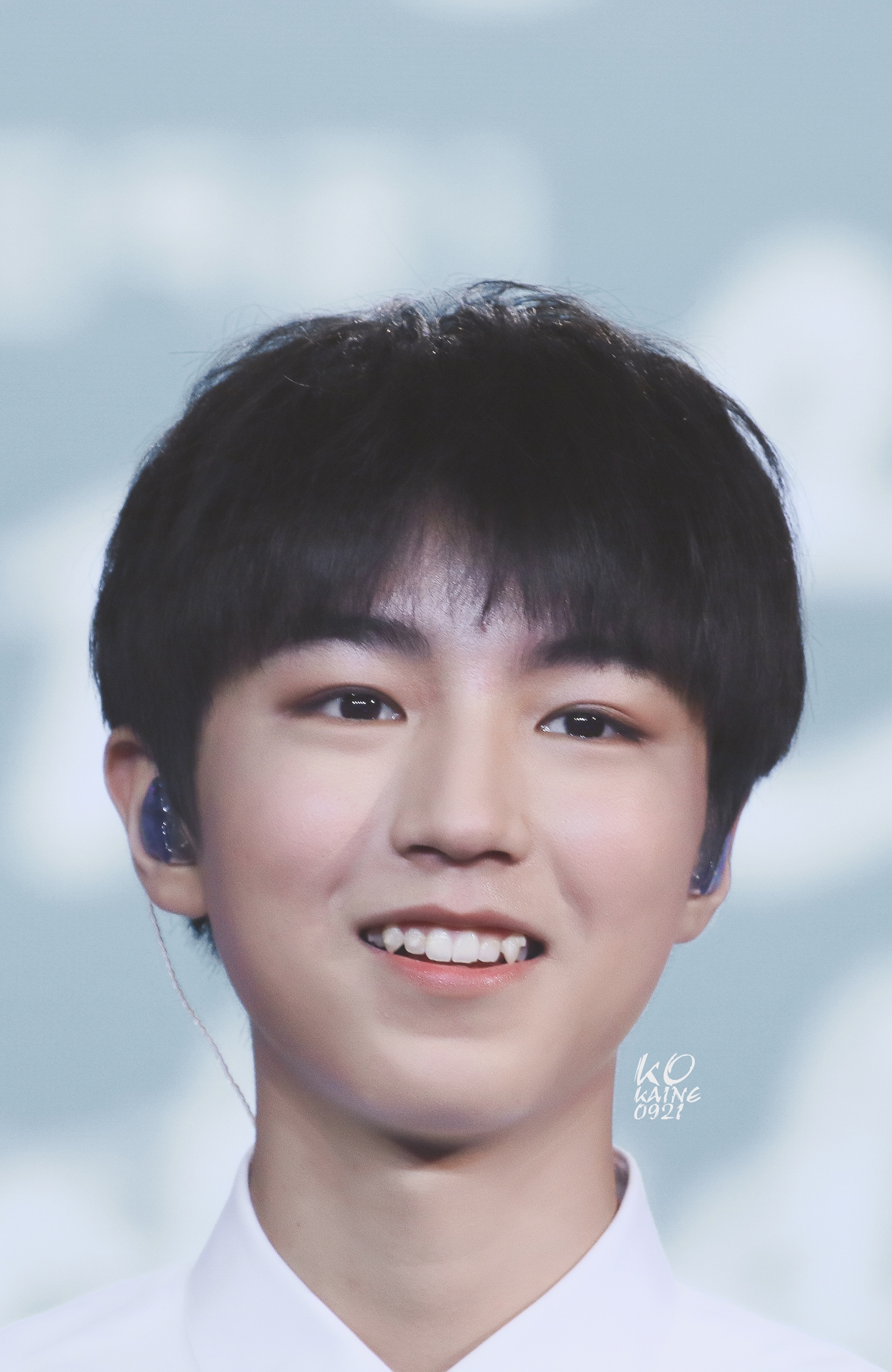 王俊凯这组图未免太过于精致了,侧脸凸出来的喉结真的是致命一击