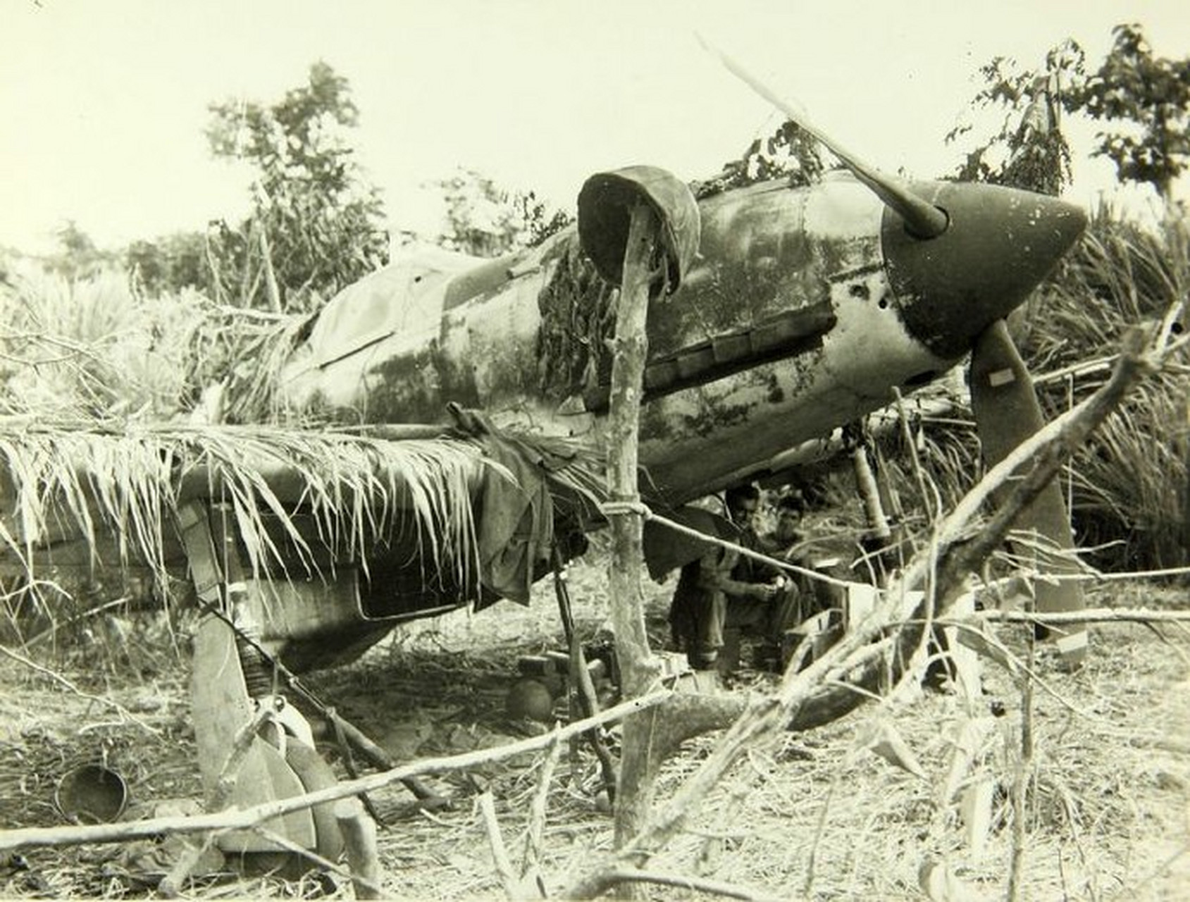 日本投降后弃置的ki-61"飞燕"战斗机,1945年摄.