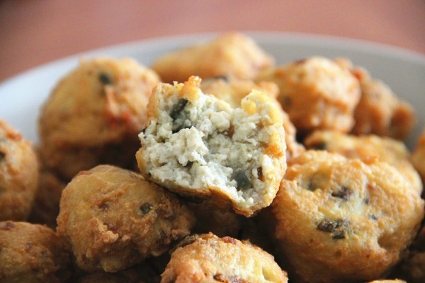 首先做豆腐丸子汤我们要准备好豆腐和青菜还有猪肉以及姜还有盐,蚝油