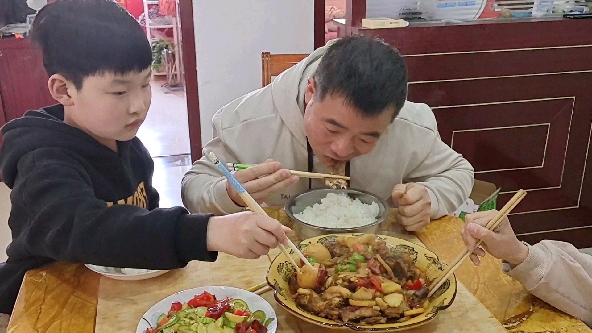 良好18块钱买5斤鸡骨架,再放两个土豆,又香又辣,啃过瘾了