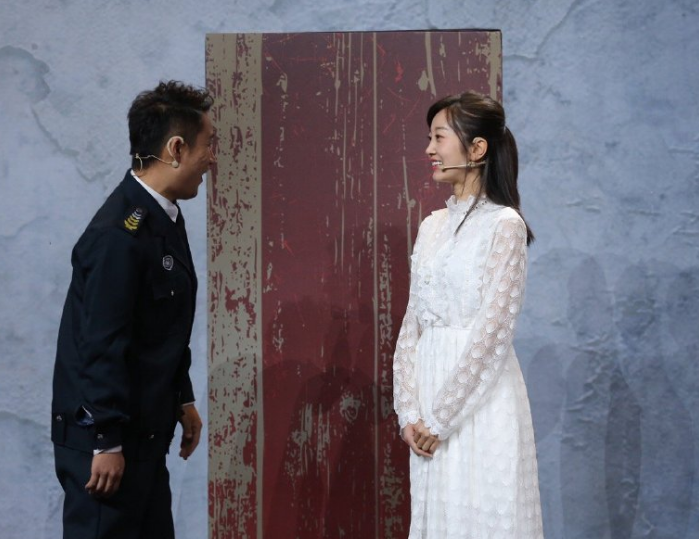 在这个小品中,陈嘉男身穿白色连衣裙,表演的是一个小学老师,因为老师