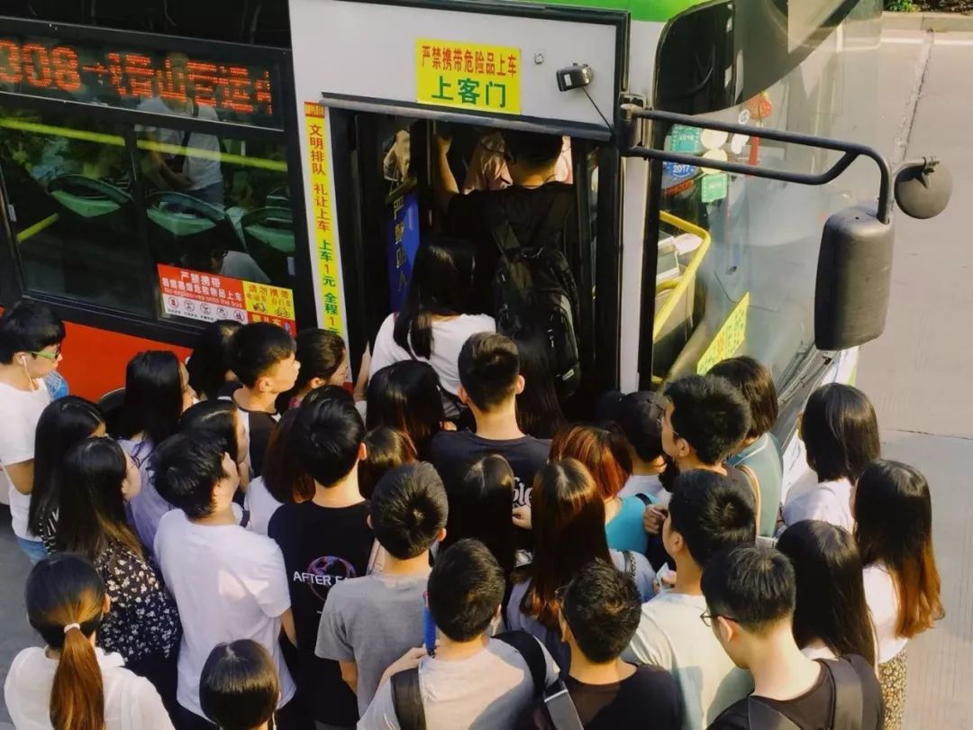 同样是车,为什么公交车可以超载,客车不可以?交警说出实际情况