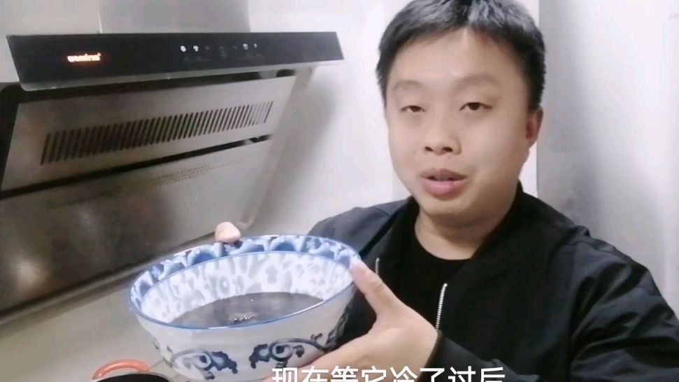 小伙在家亲自做冷饮:龟苓膏,太简单了一看就会