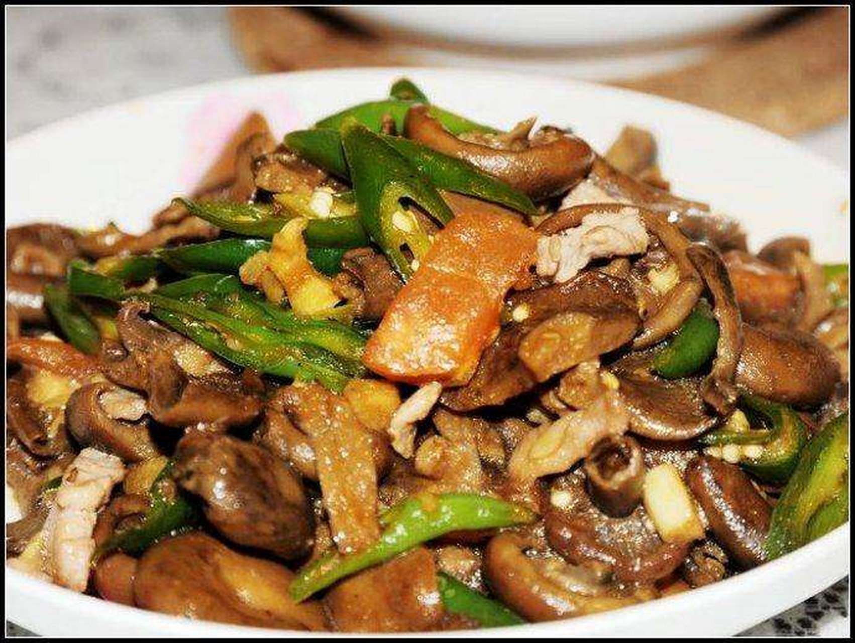 清炒紫花菌是贵州省安顺市紫云苗族特色菜之一,紫花菌最好大小一致;炒