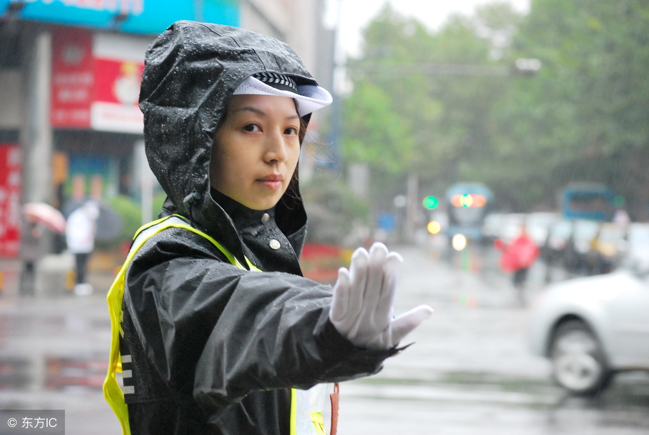 英姿飒爽女交警,马路上美丽天使!