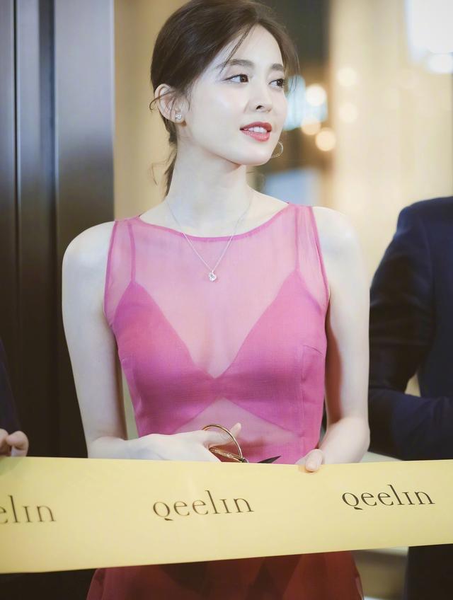 古丽娜扎领口开的最低的一次,粉红色抹胸裙尽显少女清纯娇羞