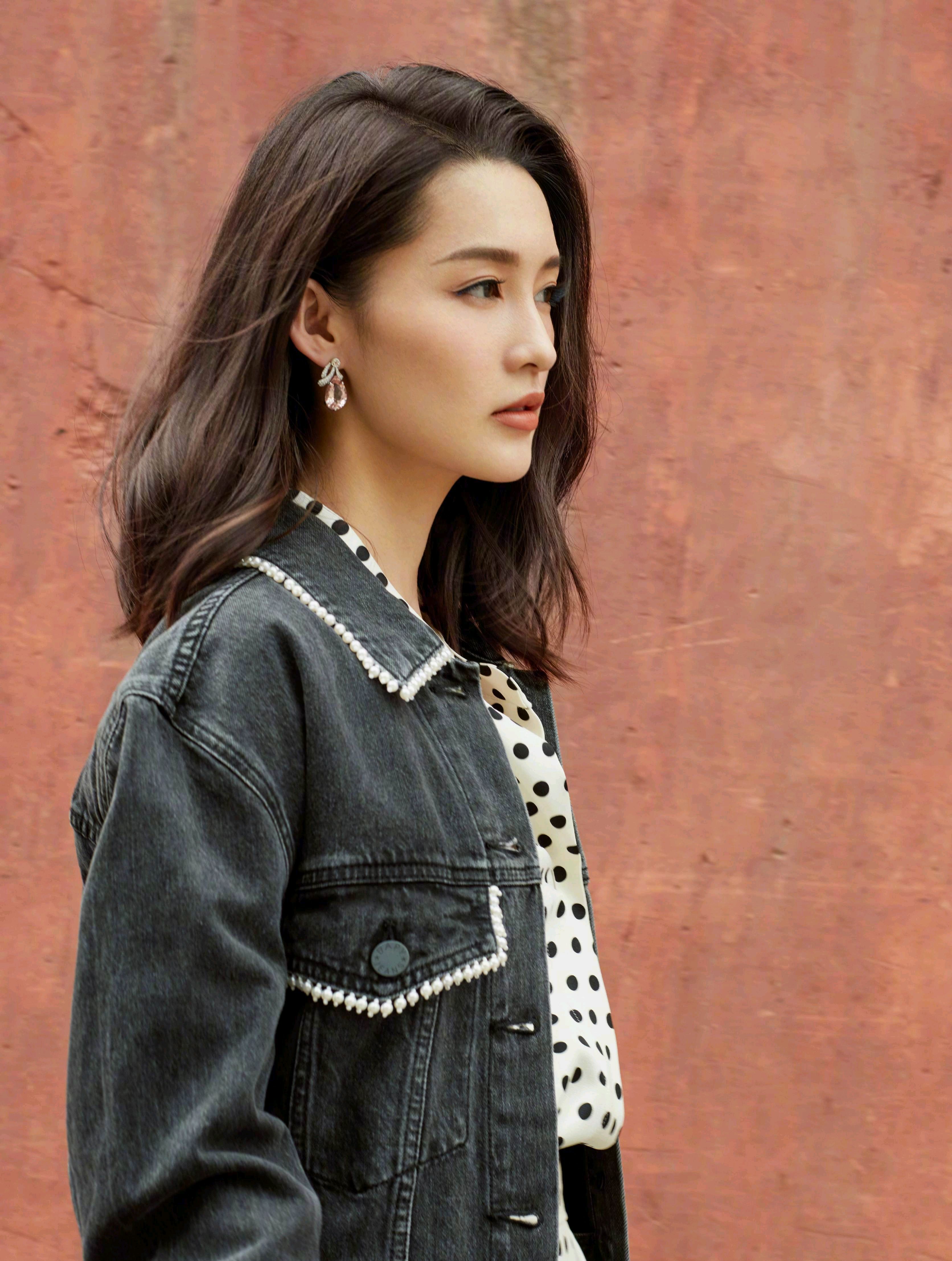 李沁牛仔夹克搭黑白波点衬衫裙,帅气干练玩转混搭风