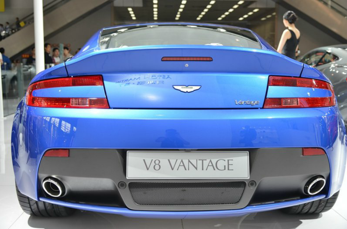 品鉴阿斯顿马丁v8vantage之美,新颖的设计,符合年轻人审美