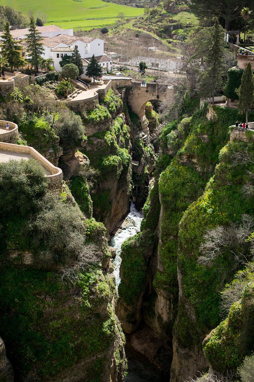 照金国际滑雪场 位置: 陕甘边照金革命根据地纪念馆附近 特色: 滑雪