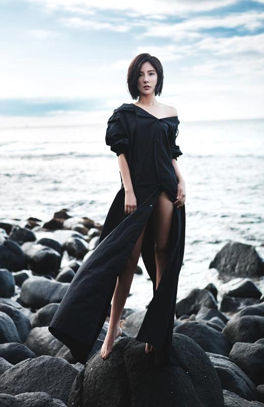 赵奕欢海边写真曝光 演绎不一样的暗黑系女神