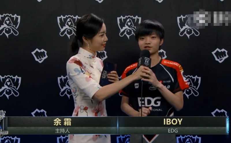 小钰采访接q辣舞,采访鬼才又来了!两人为走哪边挣扎十几秒?