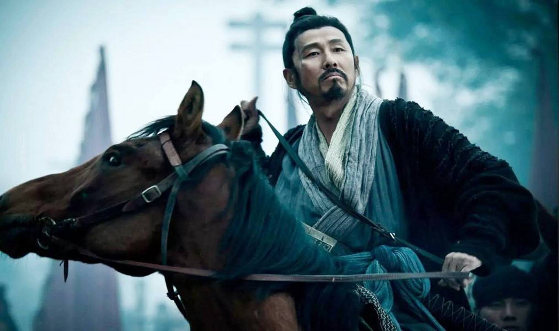 刘邦攻进咸阳后,他手下的将领都争着跑到秦朝的大库里抢着分金 帛财物