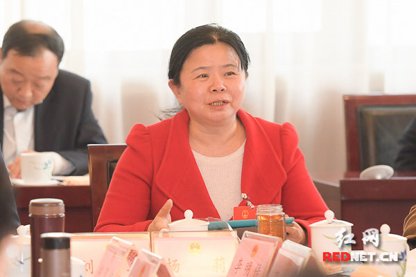 为湖奔走 带瓶湖水见总理 全国人大代表杨莉11年履职路只为一湖清水