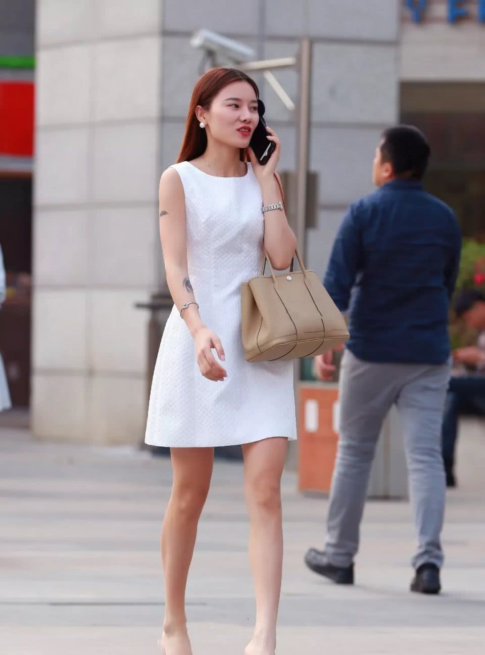街拍:连衣裙撑起大方迷人的气场,也让女人看起来更有女人味