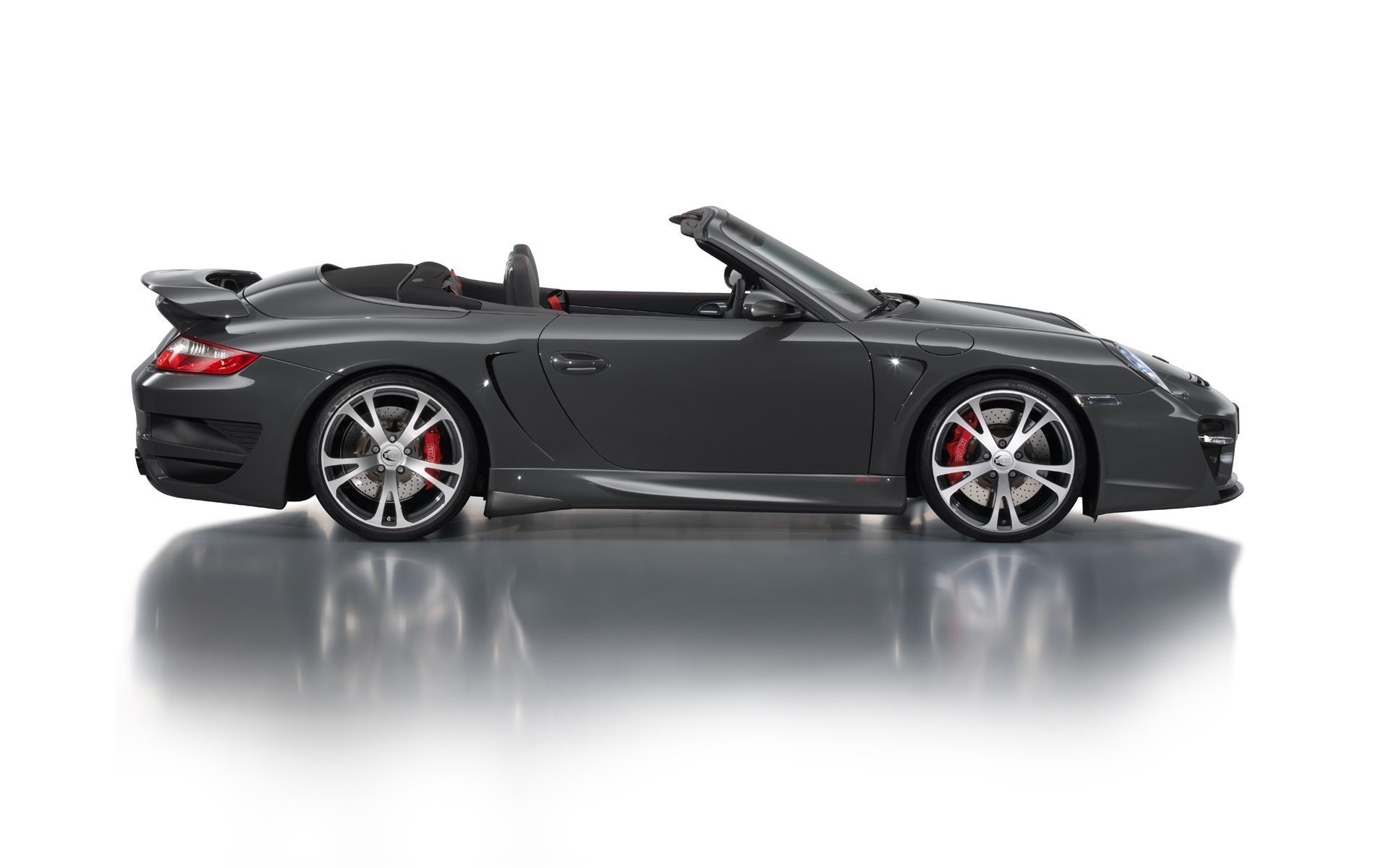 一辆深灰色跑车,汽车的线条很有棱角,采取了左右对称的设计