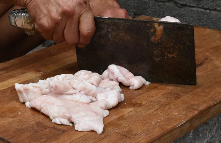 这是张大爷从街上买来的板油,由于吃的人不多,一大块才六块钱