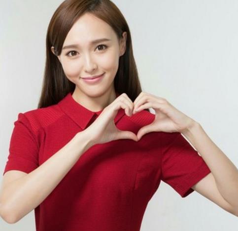 简单的比心照女明星谁最吸引你?杨幂好害羞,热巴翘腿太萌!