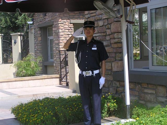 为什么越来越多的大学毕业生,抢着做一份只有四五千的保安工作?