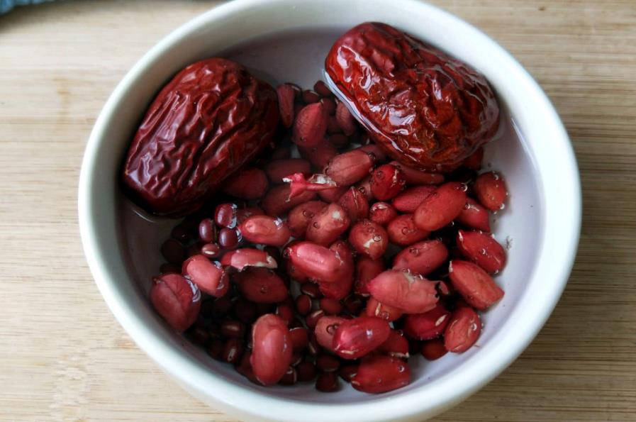 3,然后将红豆,红枣和红皮花生一起倒入电饭锅中,开始煮1个小时.