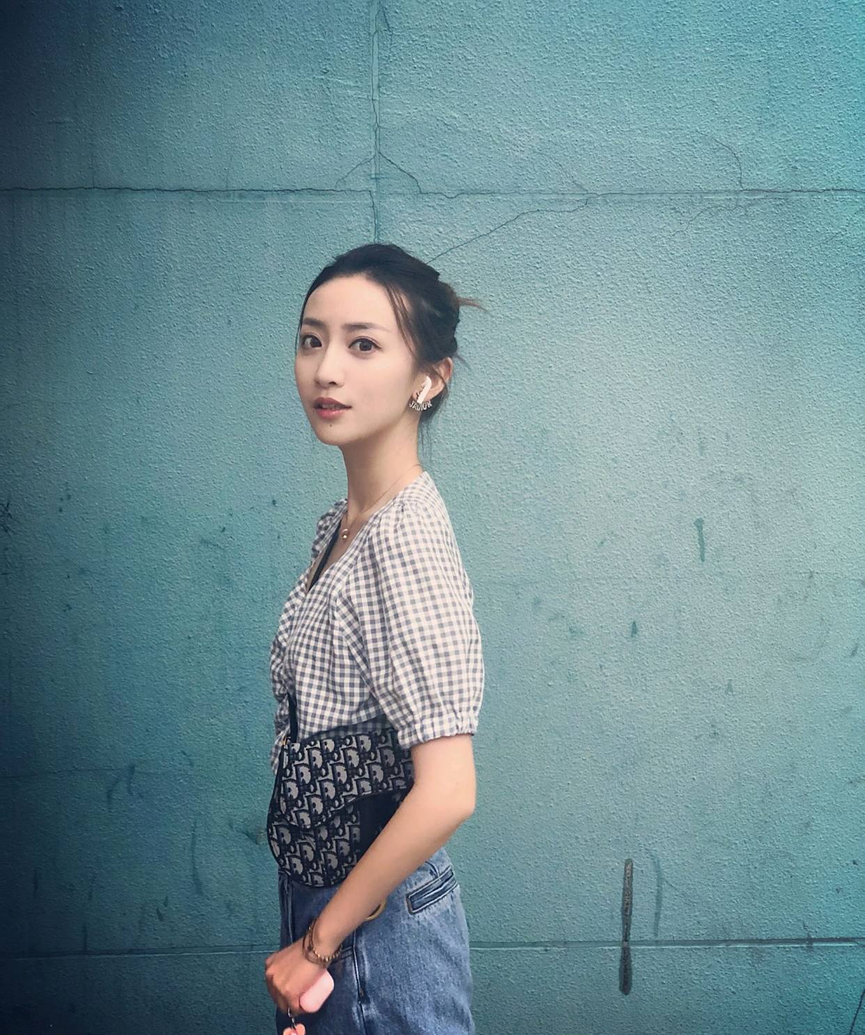 长相甜美清纯的佳依,主持风格也是温柔可爱,是很多宅男