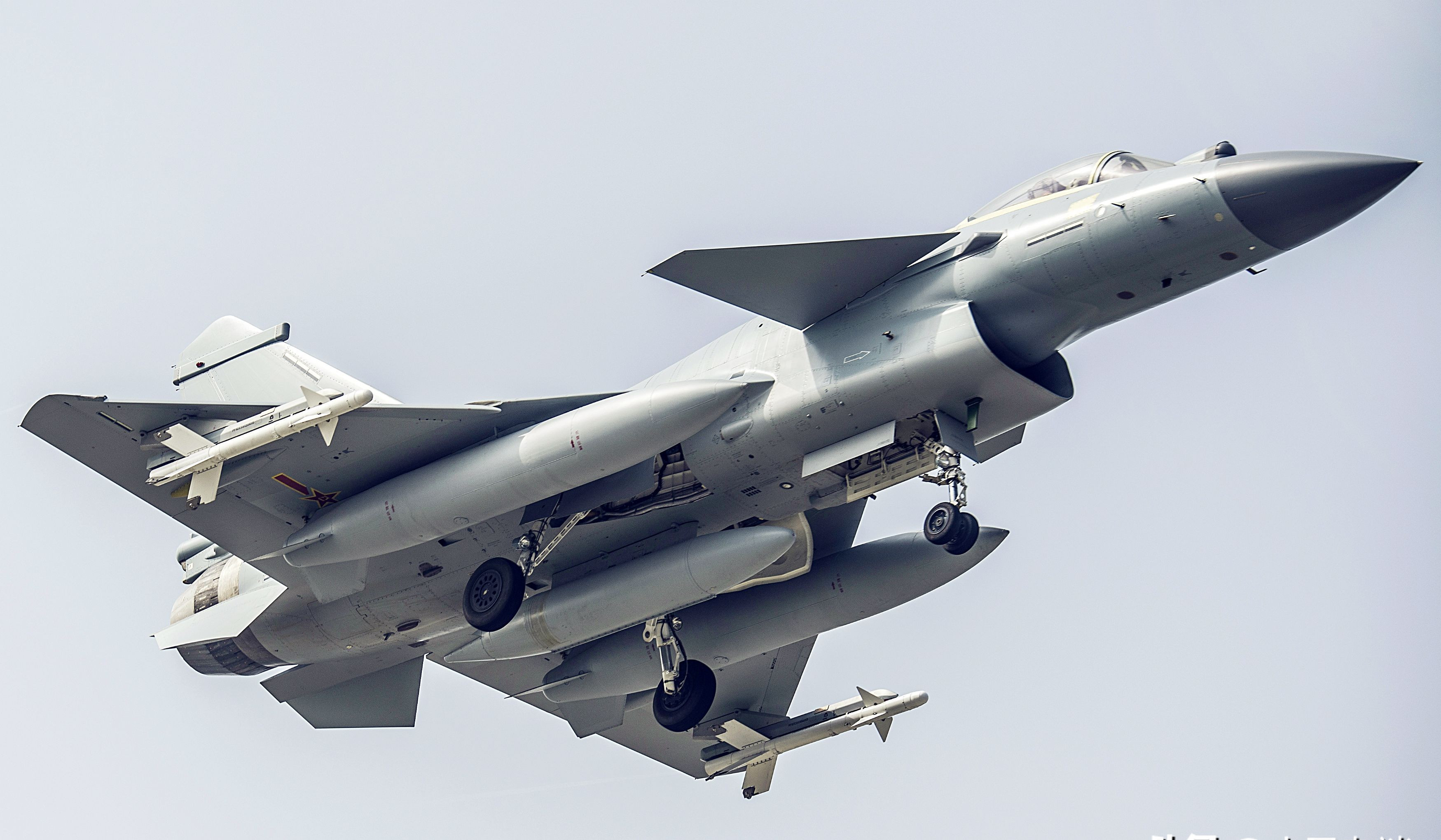 歼-10b,代号:猛龙,是中国歼-10a的改进型多用途单座单发战斗机,配备了