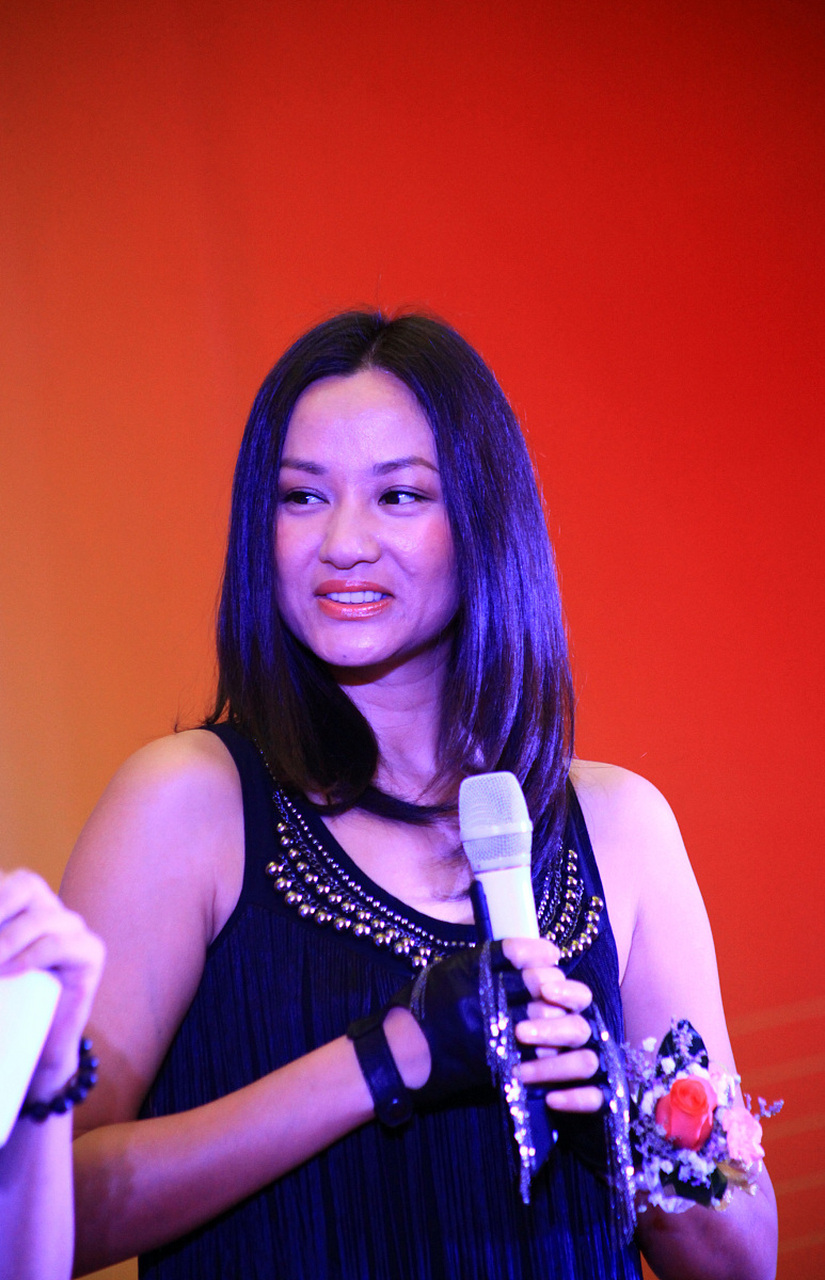 瞿颖虽然五十多了一直没有结婚,不过身边是有一位稳定的伴侣的,对方是