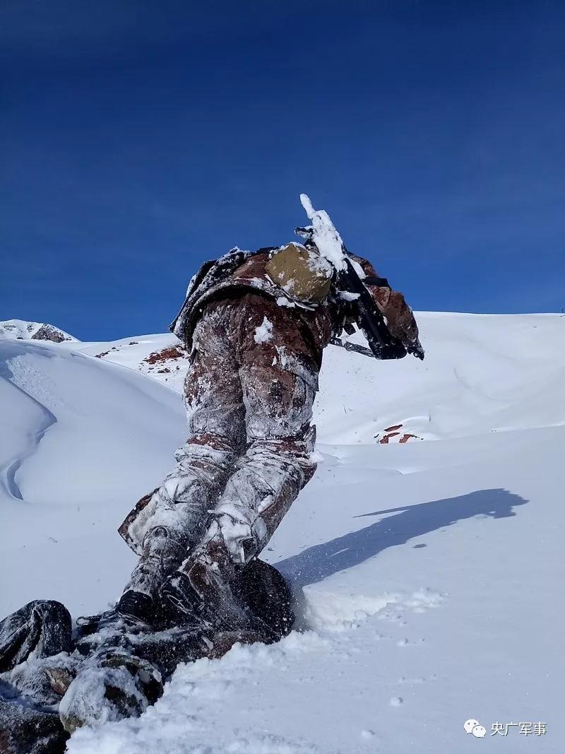 齐腰深的雪,边防军人爬着去巡逻