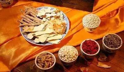 老年人及产后感冒阴虚外感者,可用"加减葳蕤汤 主治素体阴虚