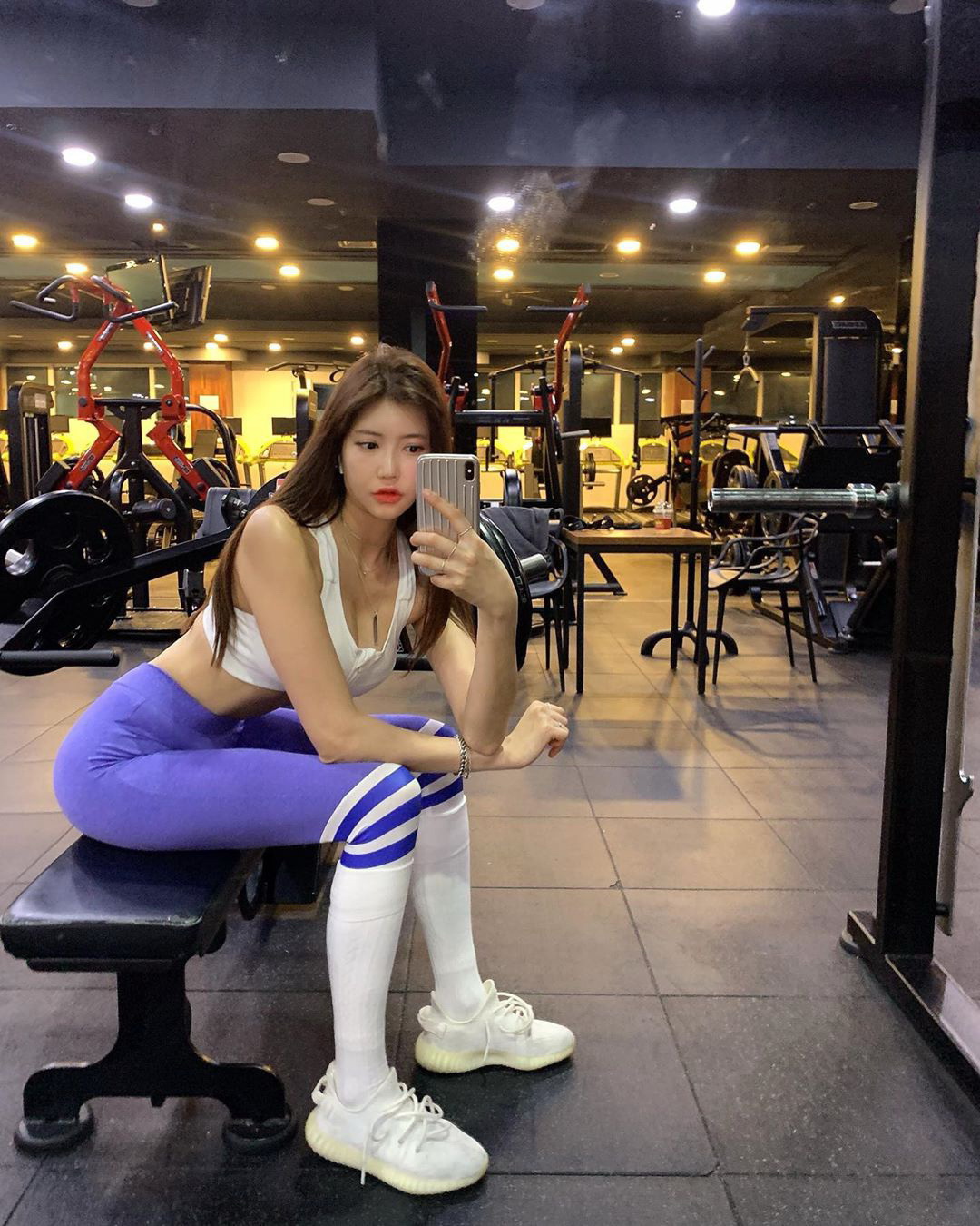 戴着口罩也要去运动,健身美女秀大长腿