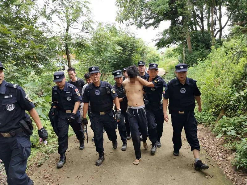 湖北一男子绑架路边等车女子,驾车闯卡逃入山林被控制