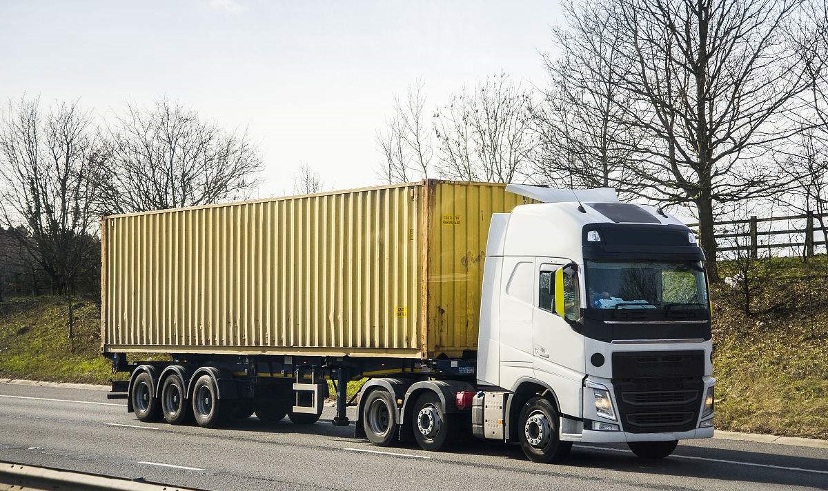 城市道路限制集装箱卡车?难道城市公共交通为私家车让路?