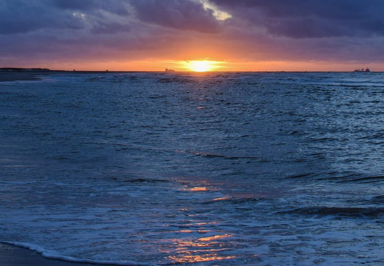 夕阳照耀着海面,这里的美别具一格,美到让人忘记了呼吸