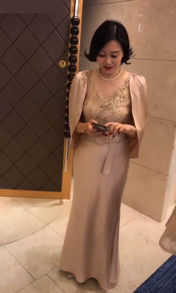 最美婆婆走红网络,穿着时尚端庄,网友:人民币的味道