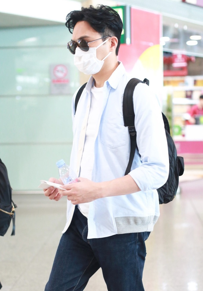 张智霖一身黑白装扮,清爽又干净.黑超口罩遮面,难掩帅气依旧.