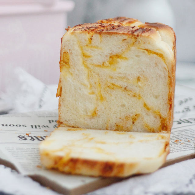 咸蛋黄肉松吐司,松软可口,啃上一口,外脆内软,鲜甜鲜美