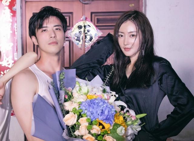 张天爱徐开骋恋情再添锤!男方在她家门口寄快递,打扮随意好居家