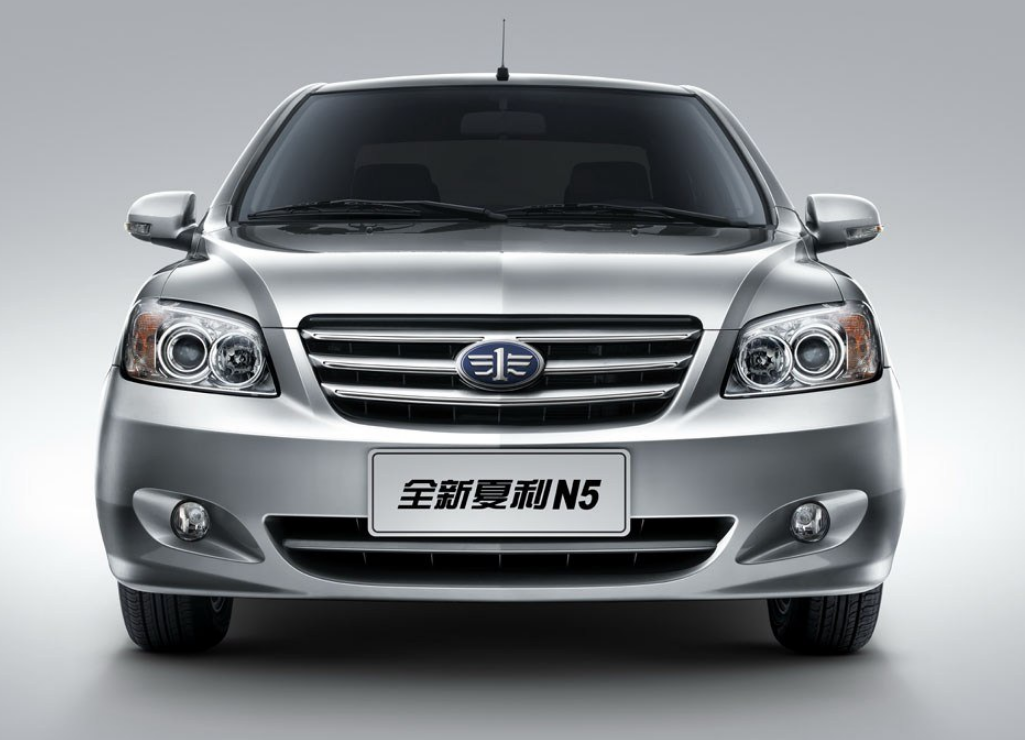 一汽-夏利n5这部车子有着新颖的设计,运动的氛围,很受欢迎