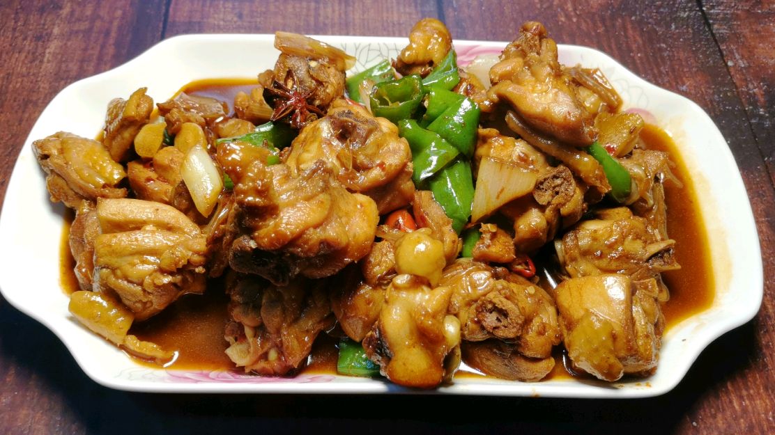 红烧鸡块的家常做法,鸡肉鲜嫩,色泽诱人,汤汁还很下饭